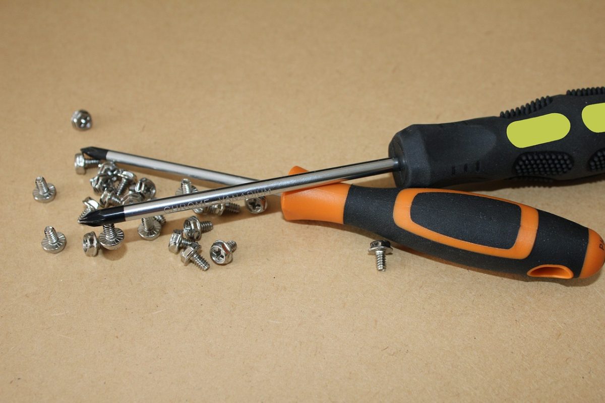 Jakie działania podjąć, gdy lodówka przestaje działać, a pralka przecieka? Praktyczny poradnik